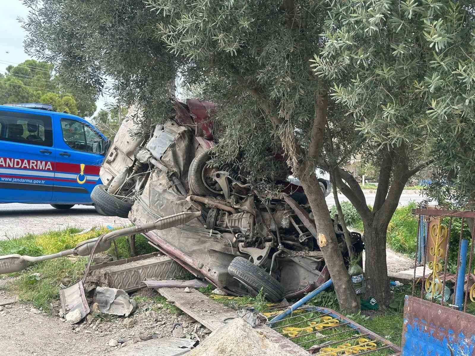 Uşak’ta otomobil evin bahçe duvarına çarptı: 1 ölü, 1 yaralı
