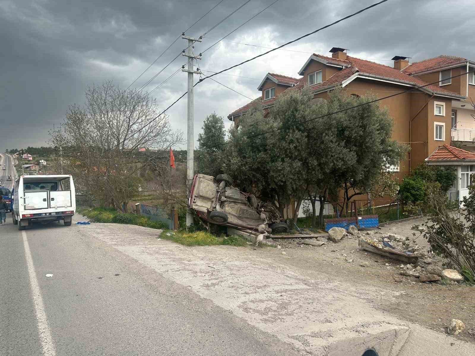 Uşak’ta otomobil evin bahçe duvarına çarptı: 1 ölü, 1 yaralı
