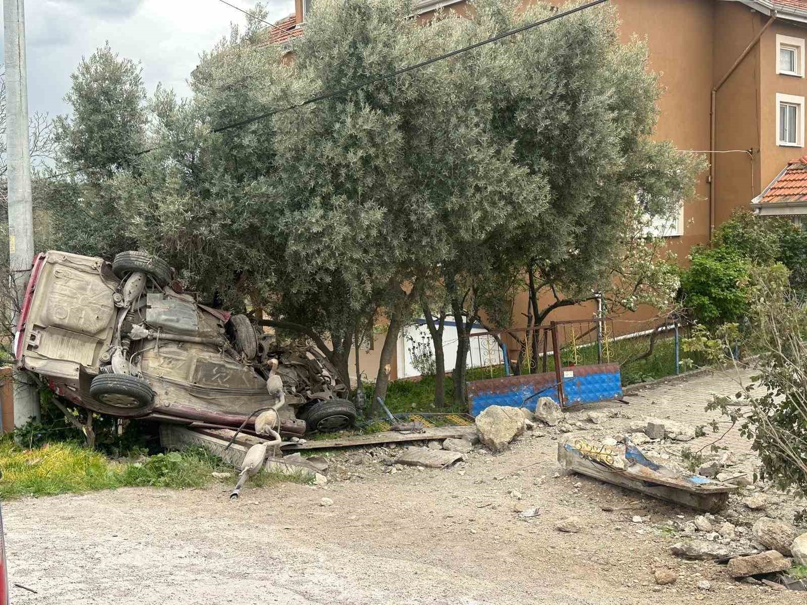 Uşak’ta otomobil evin bahçe duvarına çarptı: 1 ölü, 1 yaralı
