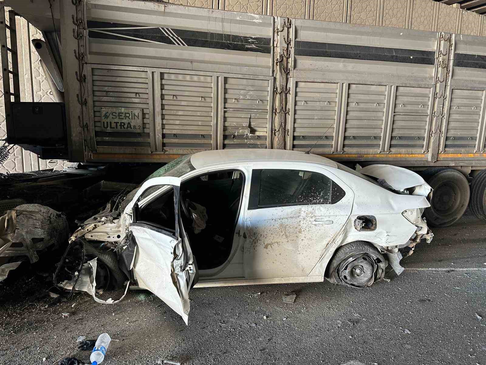 Uşak’ta otomobil ile tır çarpıştı: 1 yaralı
