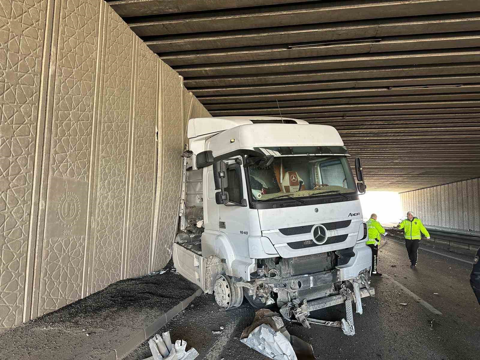 Uşak’ta otomobil ile tır çarpıştı: 1 yaralı
