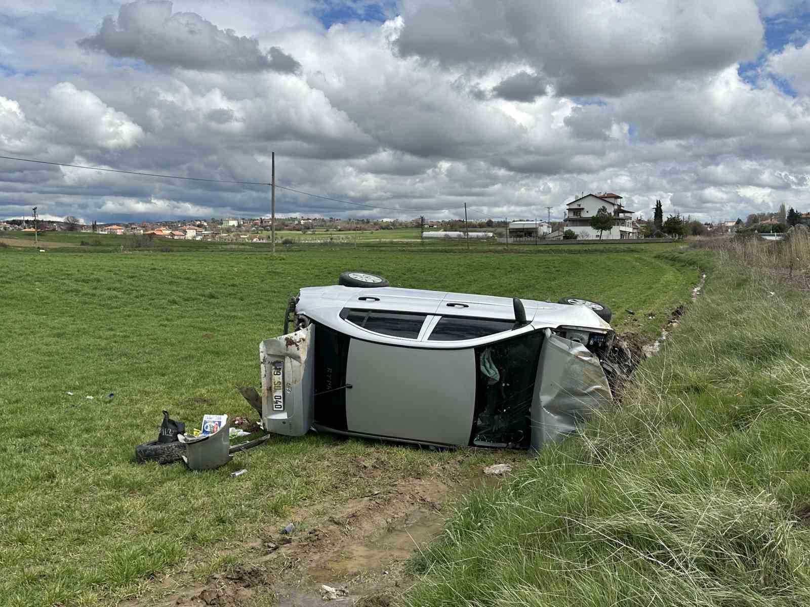 Uşak’ta otomobil tarlaya devrildi: 4 kişi yaralandı
