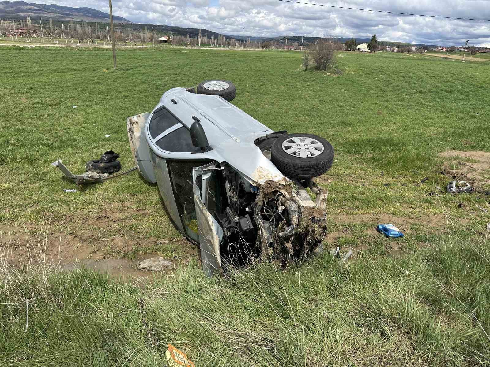 Uşak’ta otomobil tarlaya devrildi: 4 kişi yaralandı
