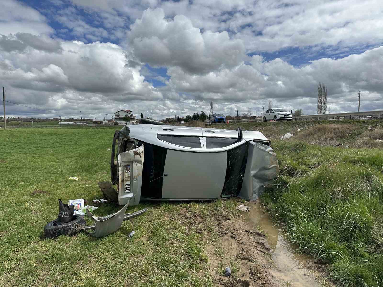 Uşak’ta otomobil tarlaya devrildi: 4 kişi yaralandı
