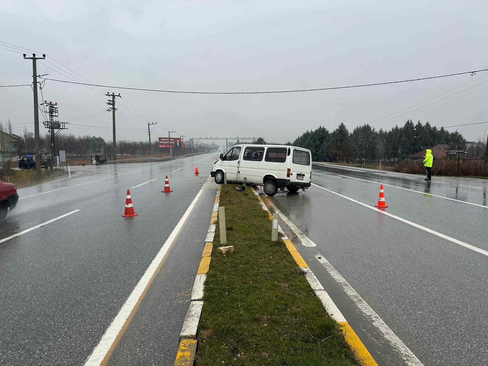 Uşak’ta panelvan aracın refüje çarpması sonucu 1 kişi yaralandı

