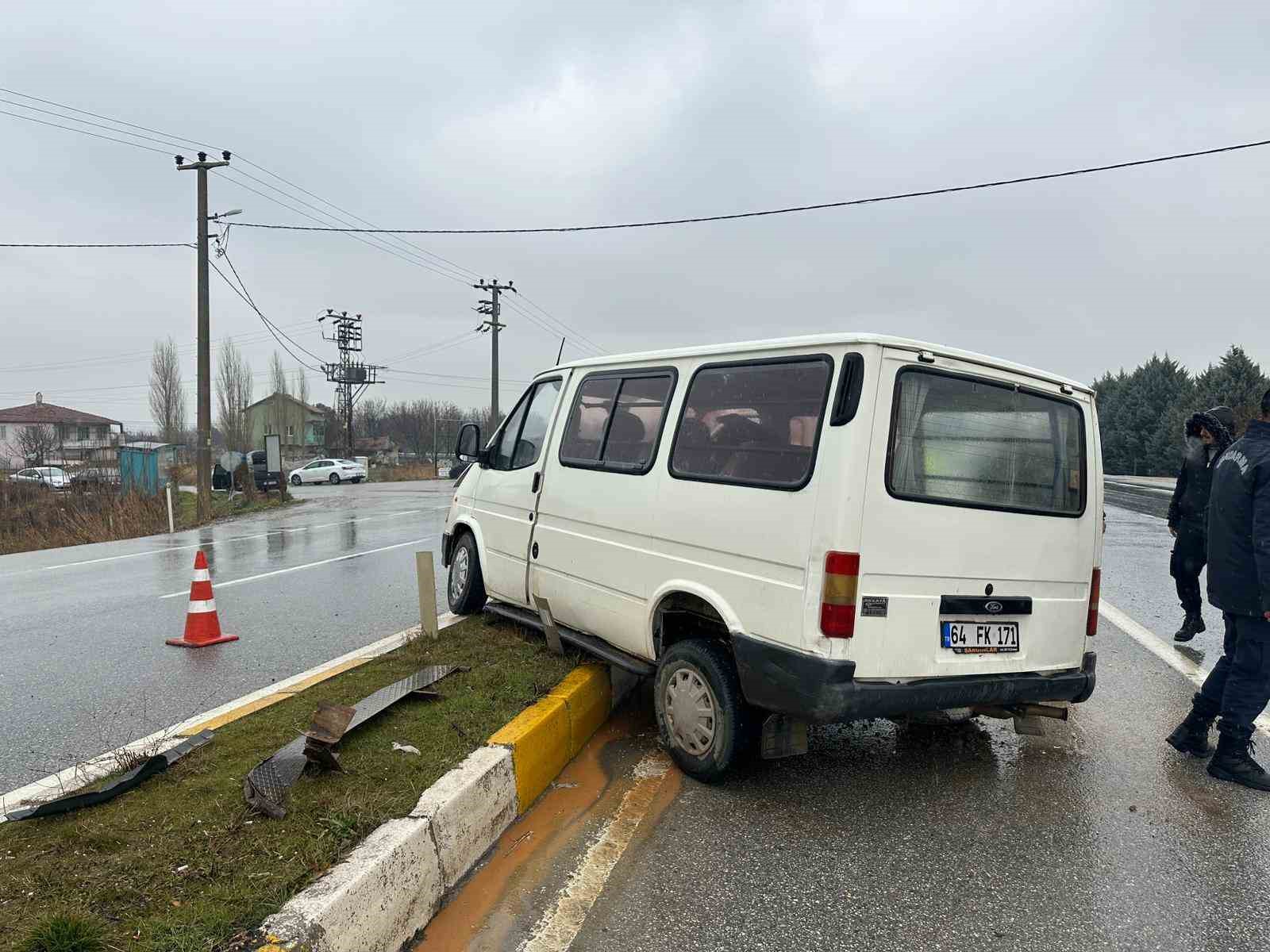 Uşak’ta panelvan aracın refüje çarpması sonucu 1 kişi yaralandı
