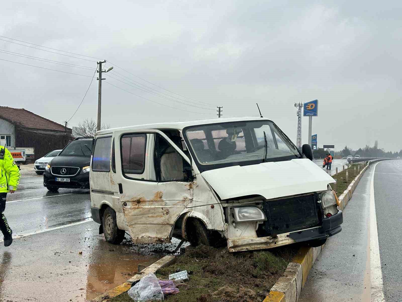Uşak’ta panelvan aracın refüje çarpması sonucu 1 kişi yaralandı
