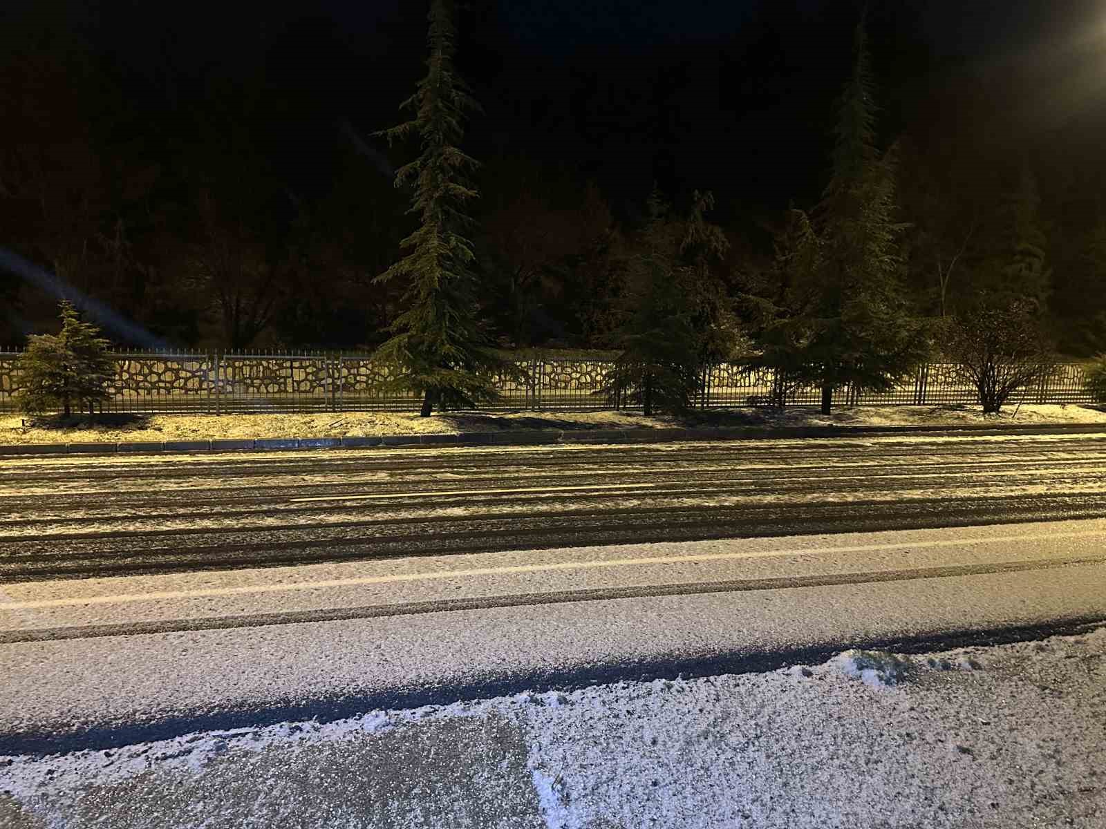 Uşak’ta sağanak yağış sonrası dolu etkili oldu
