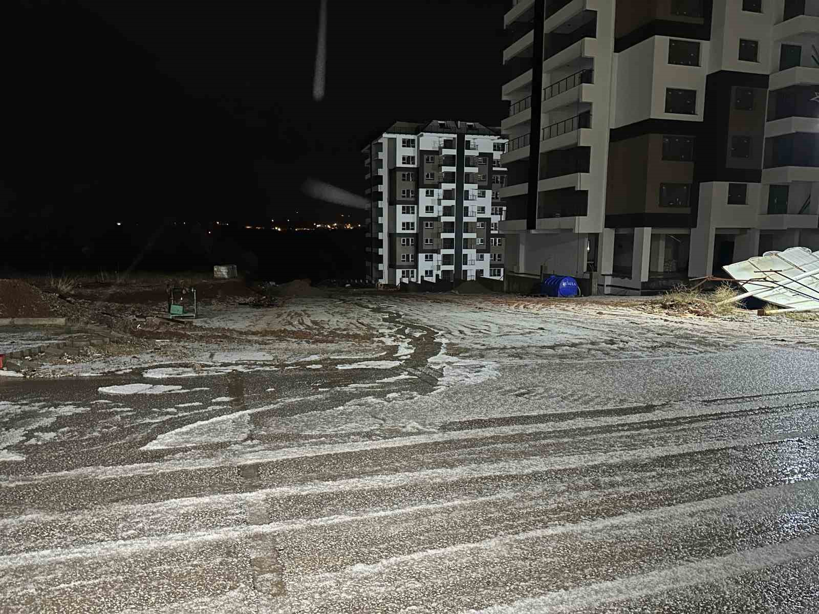 Uşak’ta sağanak yağış sonrası dolu etkili oldu
