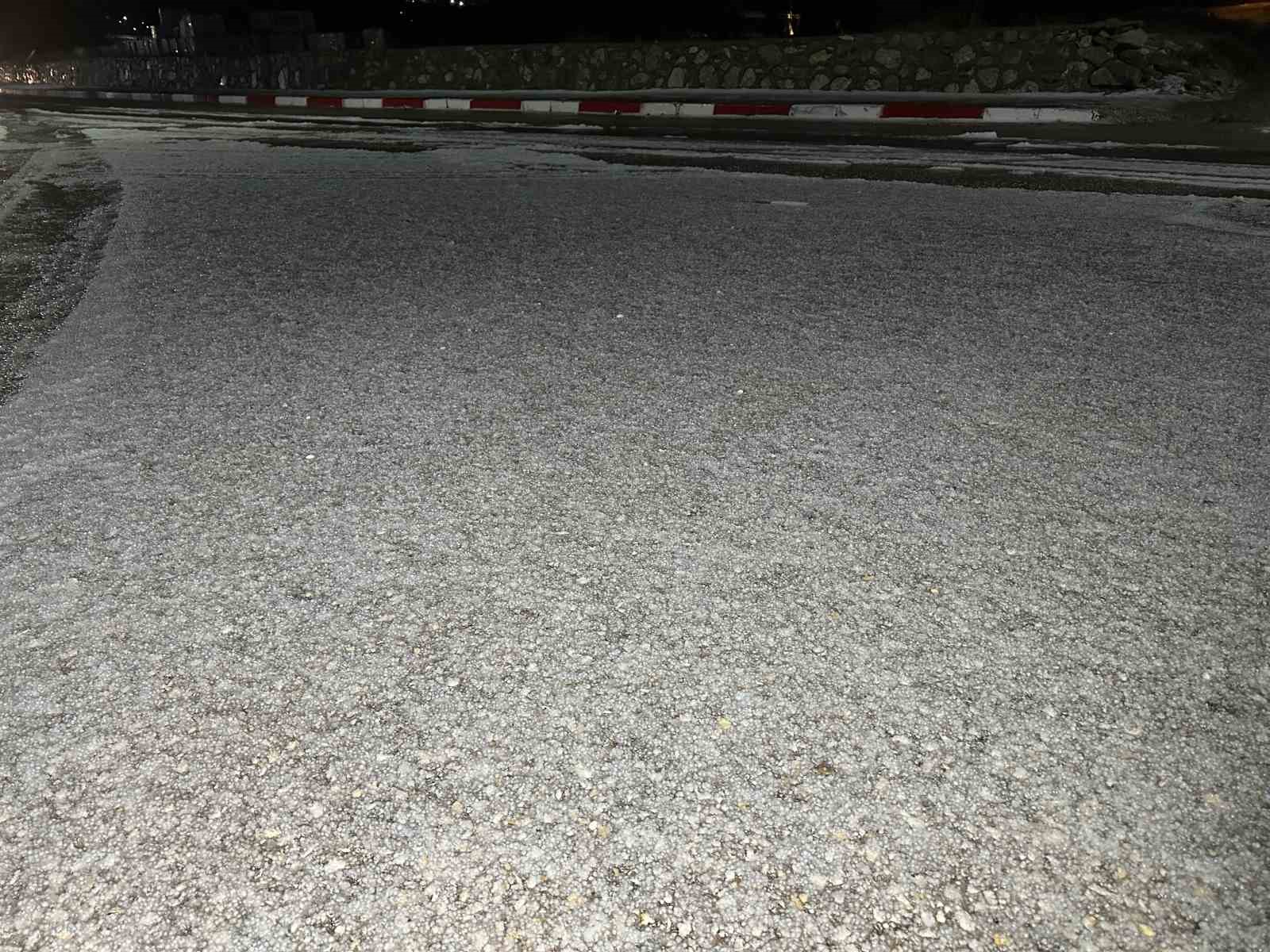 Uşak’ta sağanak yağış sonrası dolu etkili oldu
