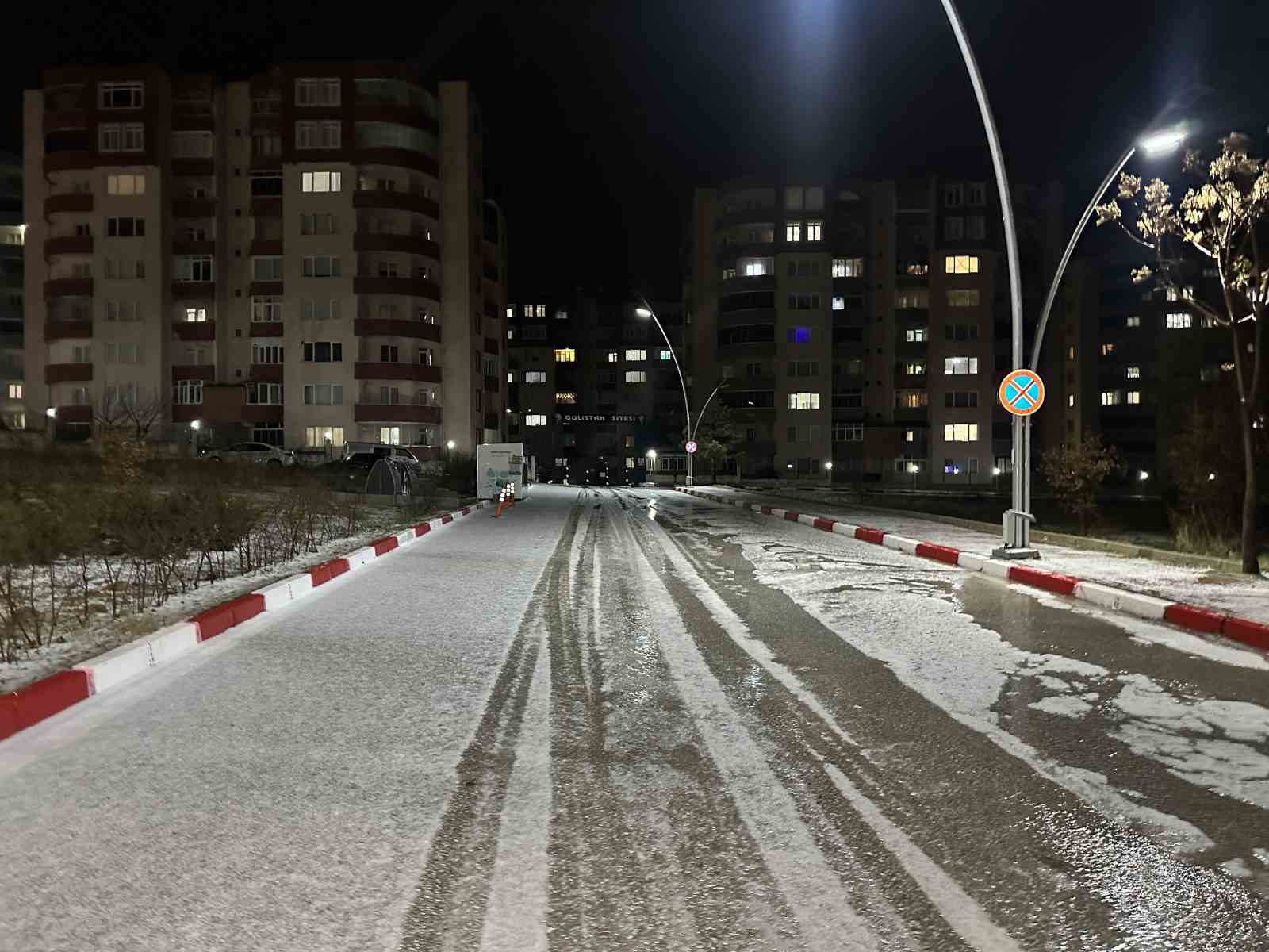 Uşak’ta sağanak yağış sonrası dolu etkili oldu
