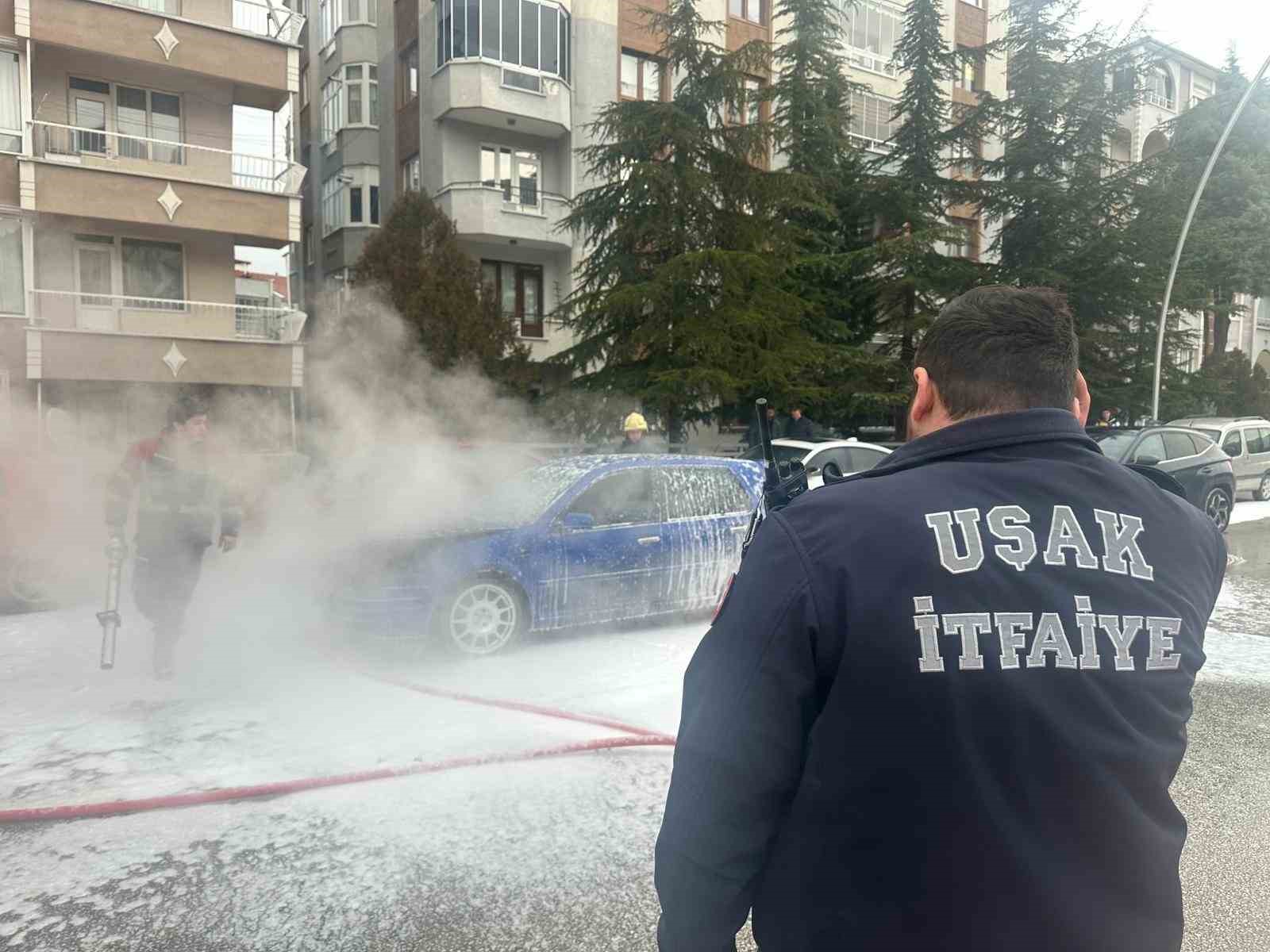 Uşak’ta seyir halindeki otomobil alev aldı
