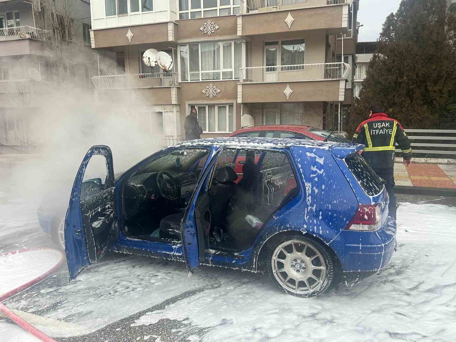 Uşak’ta seyir halindeki otomobil alev aldı
