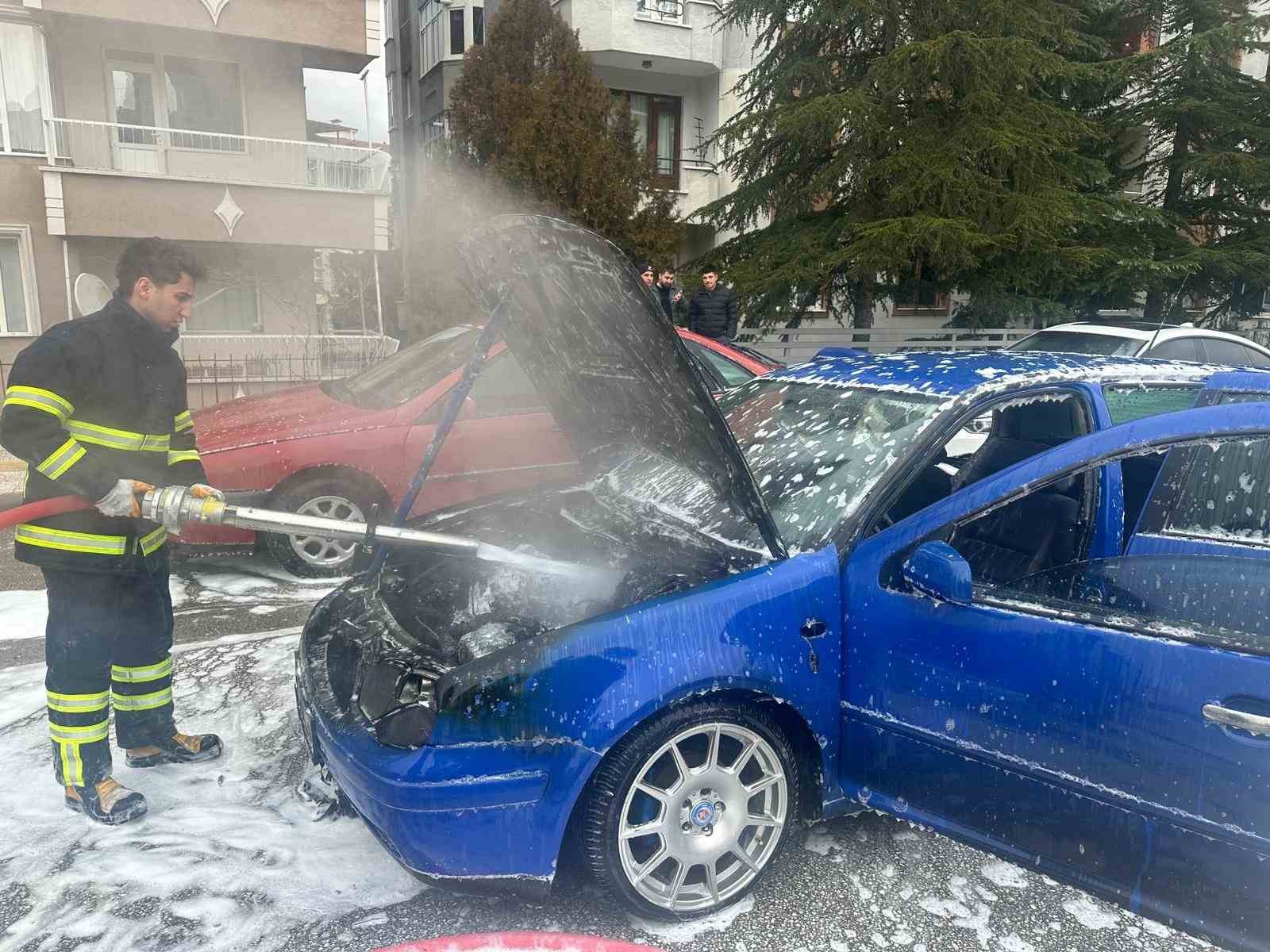 Uşak’ta seyir halindeki otomobil alev aldı
