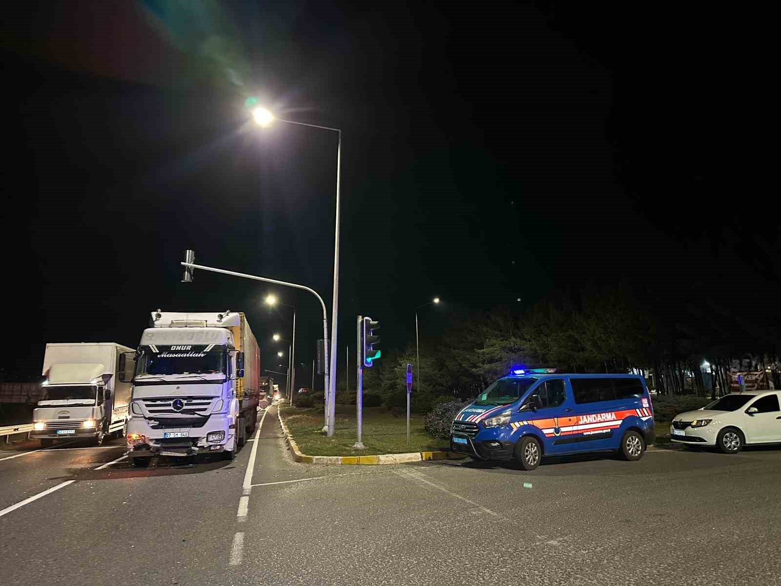 Uşak’ta tır ile otomobilin çarpışması sonucu aynı aileden 4 kişi yaralandı
