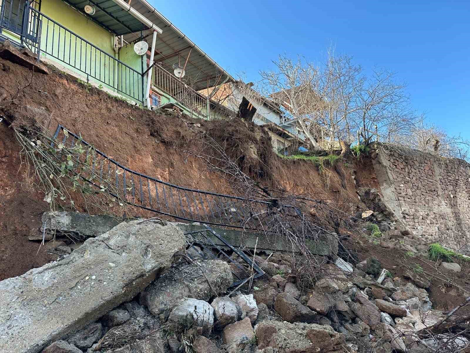 Uşak’ta yağış sonrası istinat duvarı çöktü, toprak kayması yaşandı: 3 ev tahliye edildi
