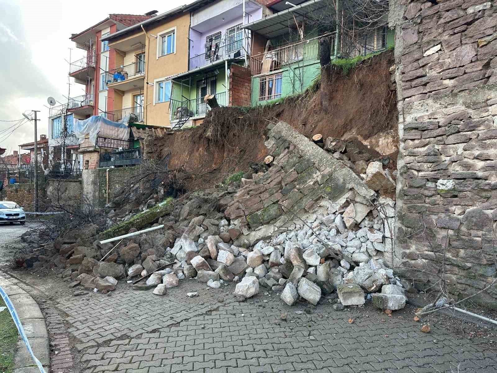 Uşak’ta yağış sonrası istinat duvarı çöktü, toprak kayması yaşandı: 3 ev tahliye edildi
