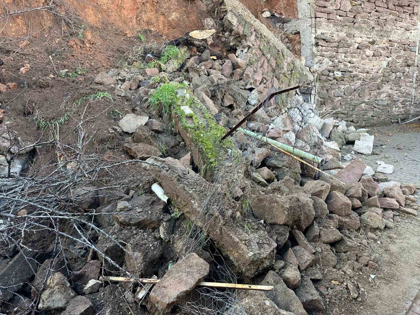 Uşak’ta yağış sonrası istinat duvarı çöktü, toprak kayması yaşandı: 3 ev tahliye edildi
