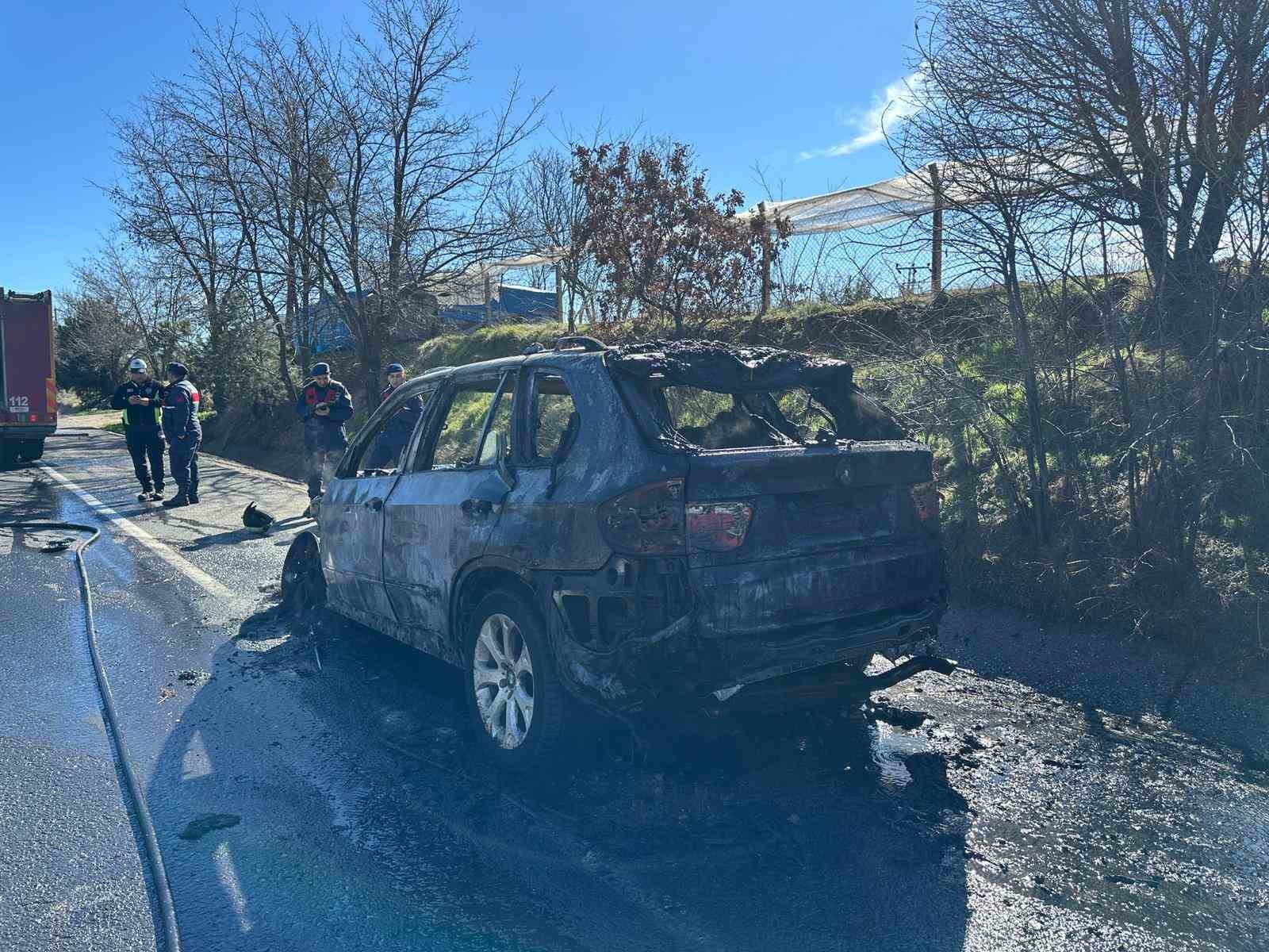 Uşak’ta yangın çıkan cip küle döndü
