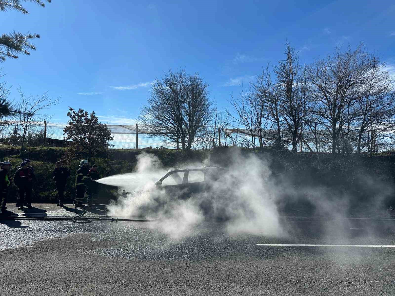 Uşak’ta yangın çıkan cip küle döndü
