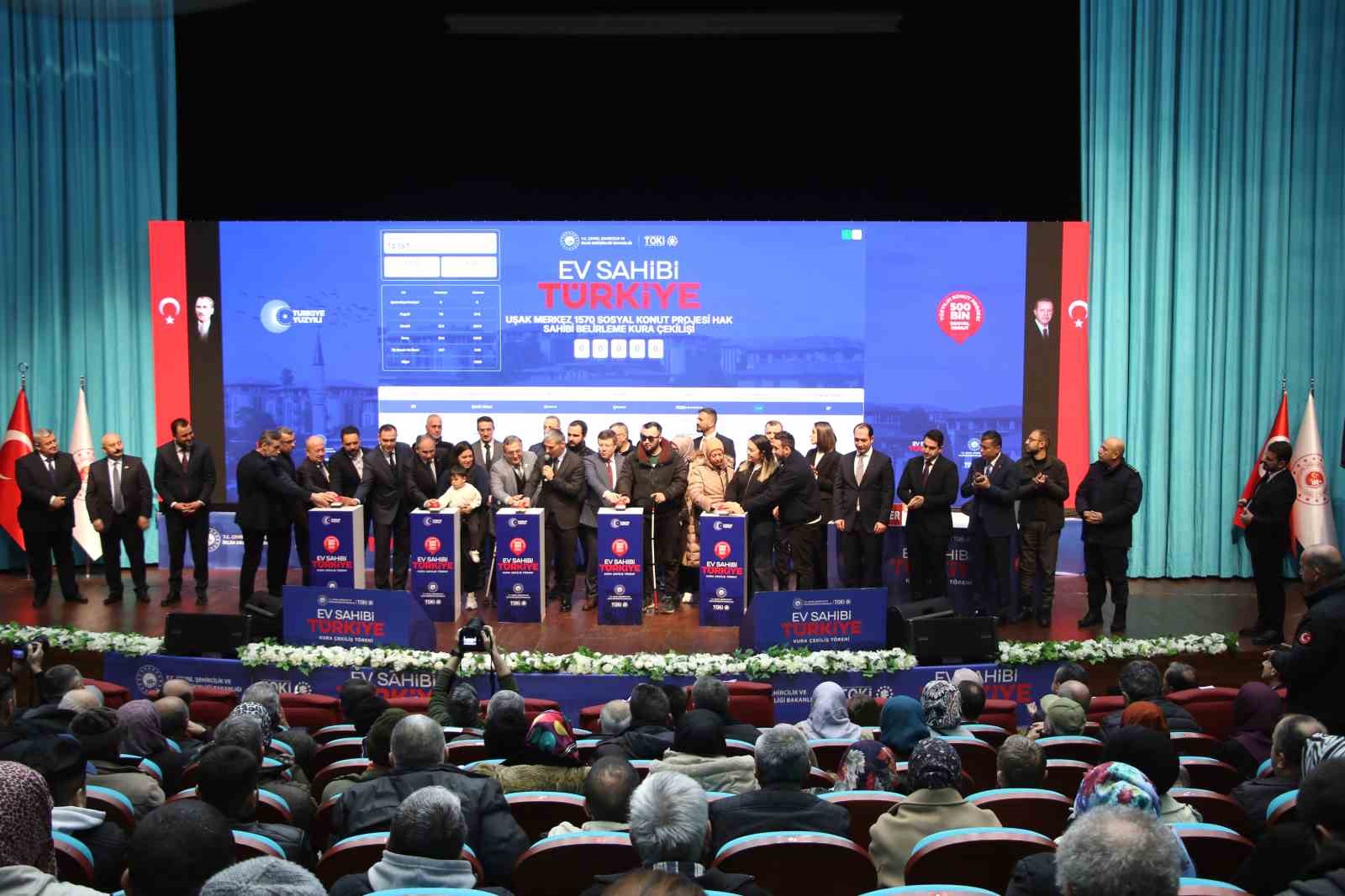 Uşak’ta ’Yüzyılın Konut Projesi’nin kuraları çekildi
Uşak’ta ’Yüzyılın Konut Projesi’nin kuraları çekildi