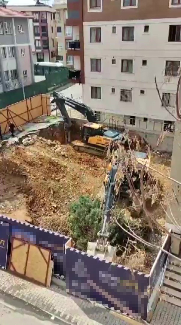 Üsküdar Belediyesi’nin ruhsat verdiği inşaat alanında ağaçlar kesildi
