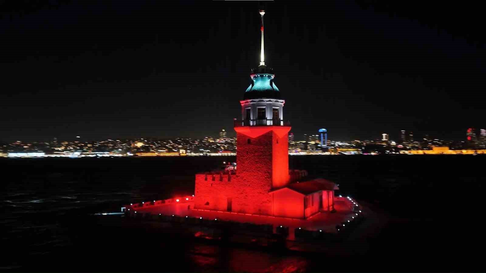 Üsküdar Kız Kulesi’nde yılbaşına özel ışık şovu mest etti
