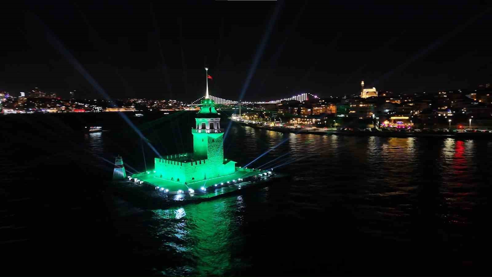 Üsküdar Kız Kulesi’nde yılbaşına özel ışık şovu mest etti
