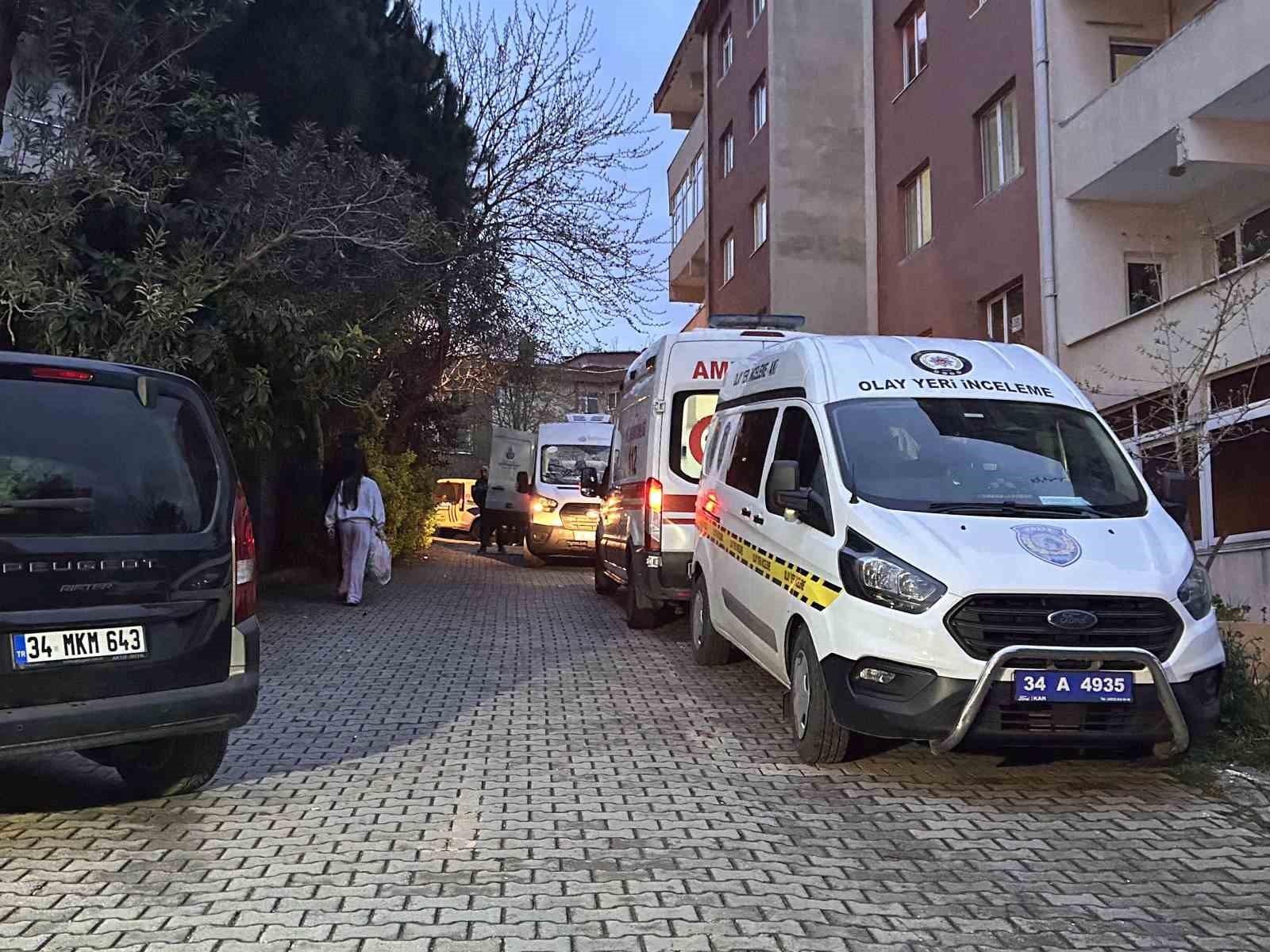 Üsküdar’da aile faciası: Anne ve babasını öldürüp intihar etti
