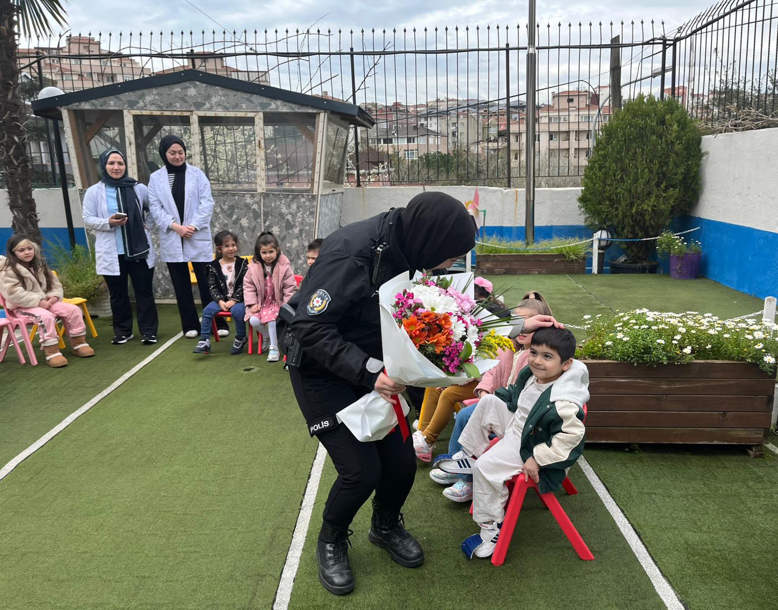 Üsküdar’da anaokulu öğrencilerinden polislere "Okulu bastılar" ihbarlı sürpriz kutlama
