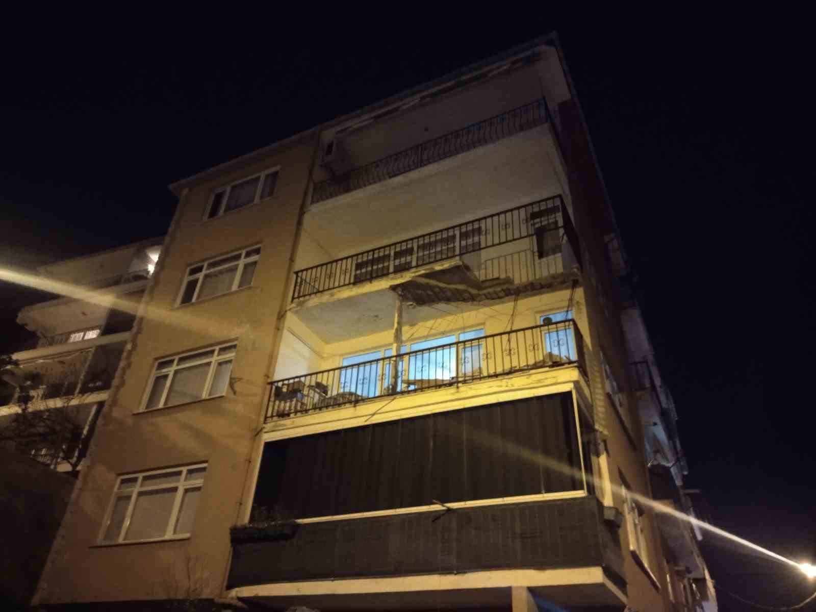 Üsküdar’da binanın balkonunda kısmi çökme meydana geldi
