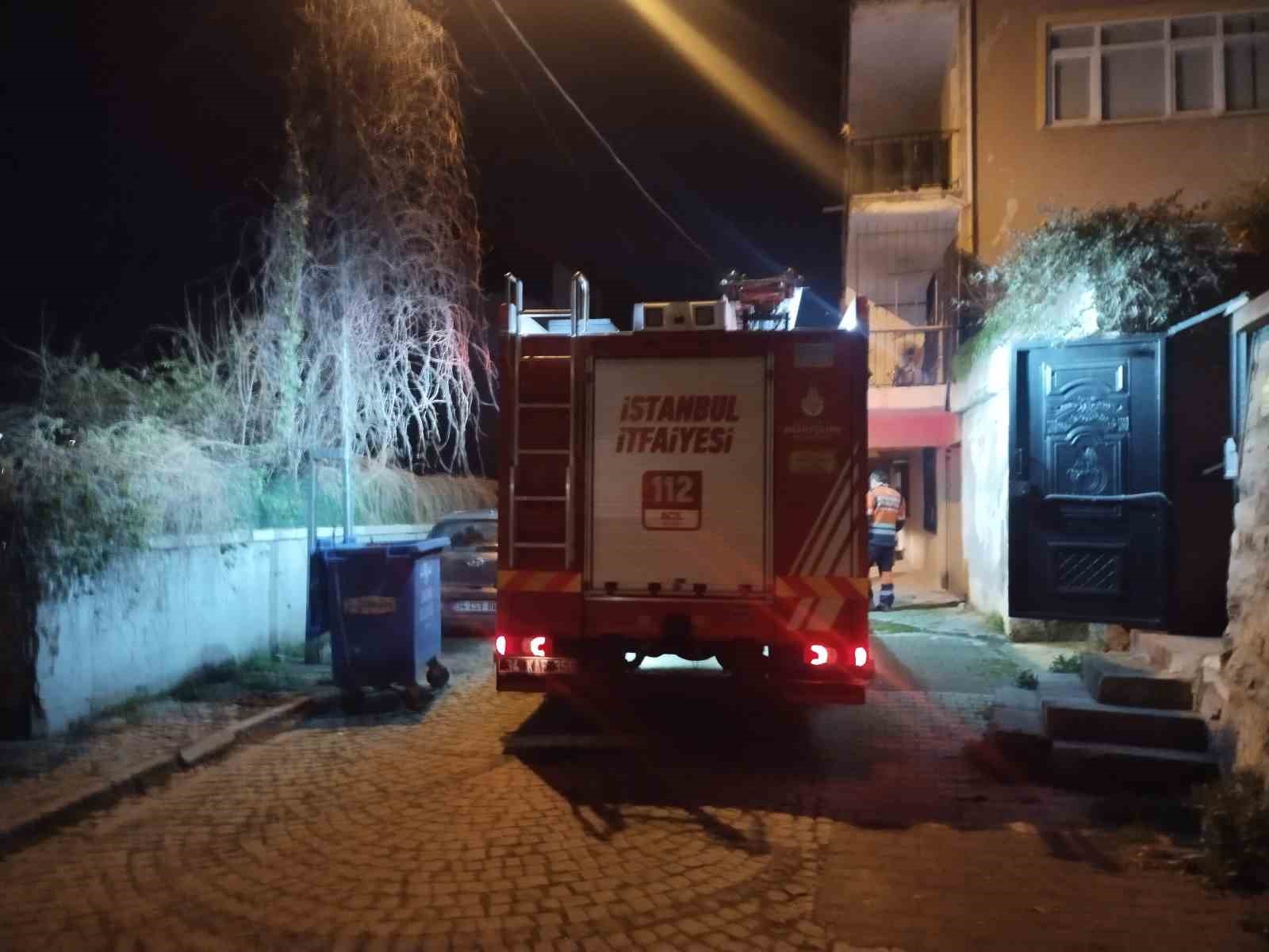 Üsküdar’da binanın balkonunda kısmi çökme meydana geldi
