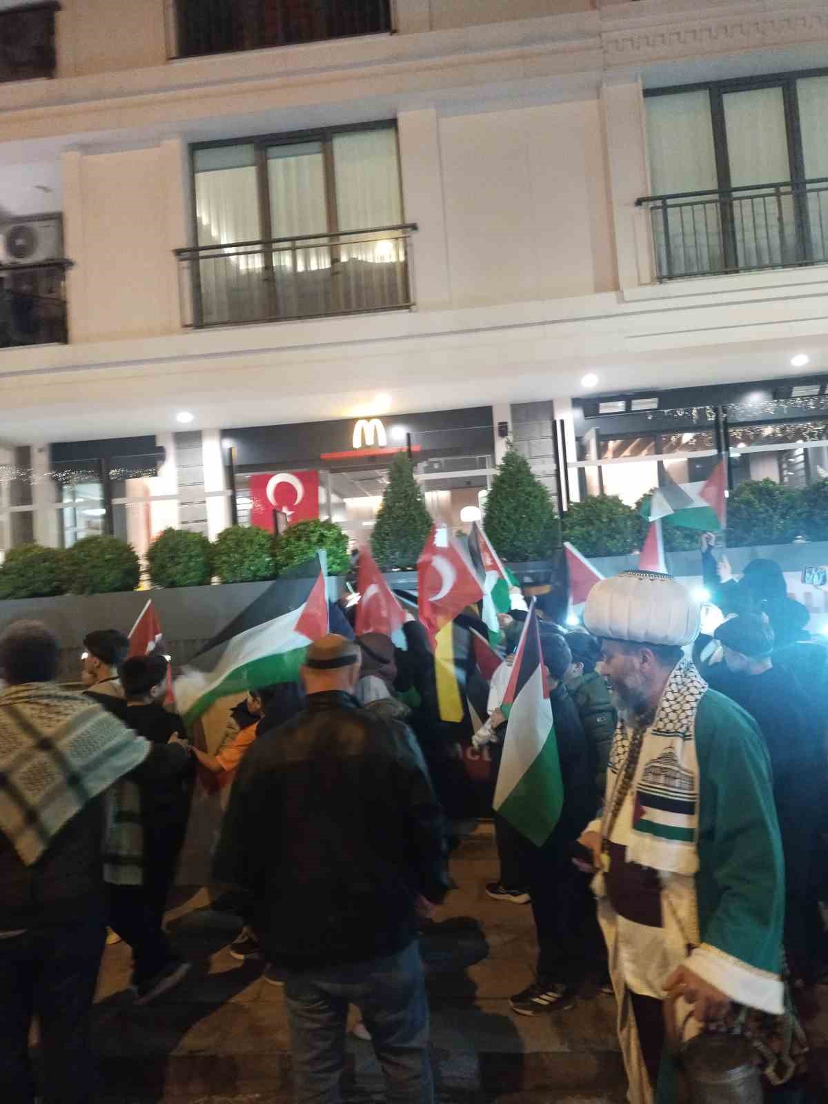 Üsküdar’da fast-food zincirini boykot 200’üncü gününe ulaştı
