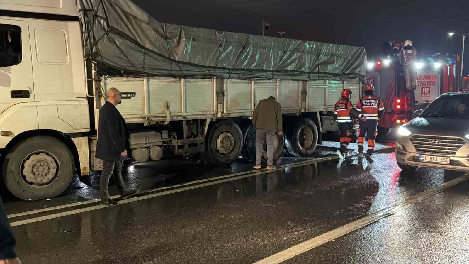 Üsküdar’da feci kaza: Karşıya geçmek isteyen kadın kamyonun altında kaldı
