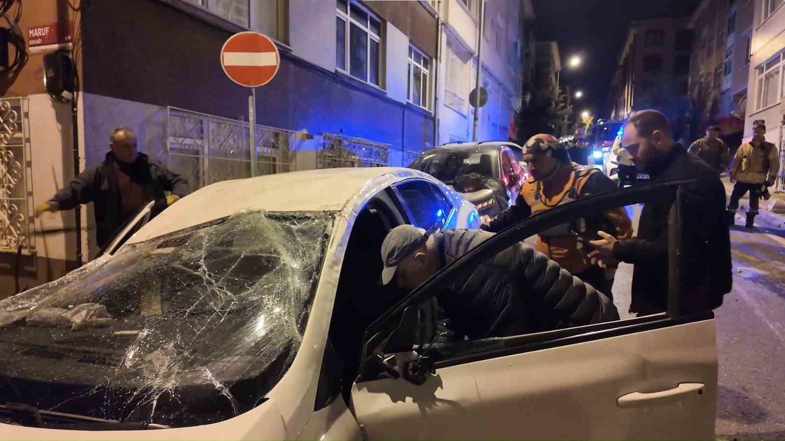 Üsküdar’da kontrolden çıkan otomobil iki araca çarparak takla attı
Üsküdar’da kontrolden çıkan otomobil iki araca çarparak takla attı