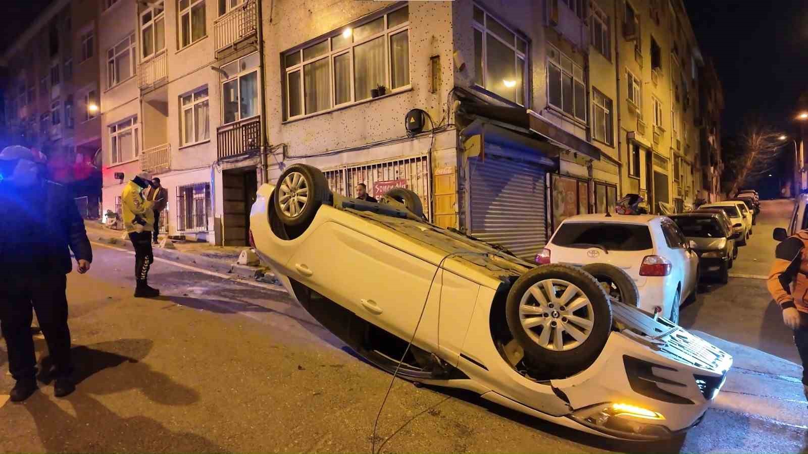 Üsküdar’da kontrolden çıkan otomobil iki araca çarparak takla attı
Üsküdar’da kontrolden çıkan otomobil iki araca çarparak takla attı
