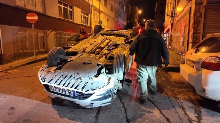 Üsküdar’da kontrolden çıkan otomobil iki araca çarparak takla attı
Üsküdar’da kontrolden çıkan otomobil iki araca çarparak takla attı