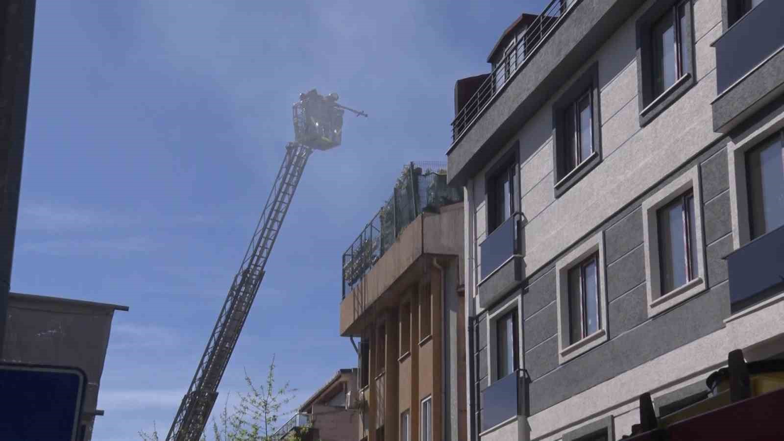 Üsküdar’da korkutan çatı yangını
