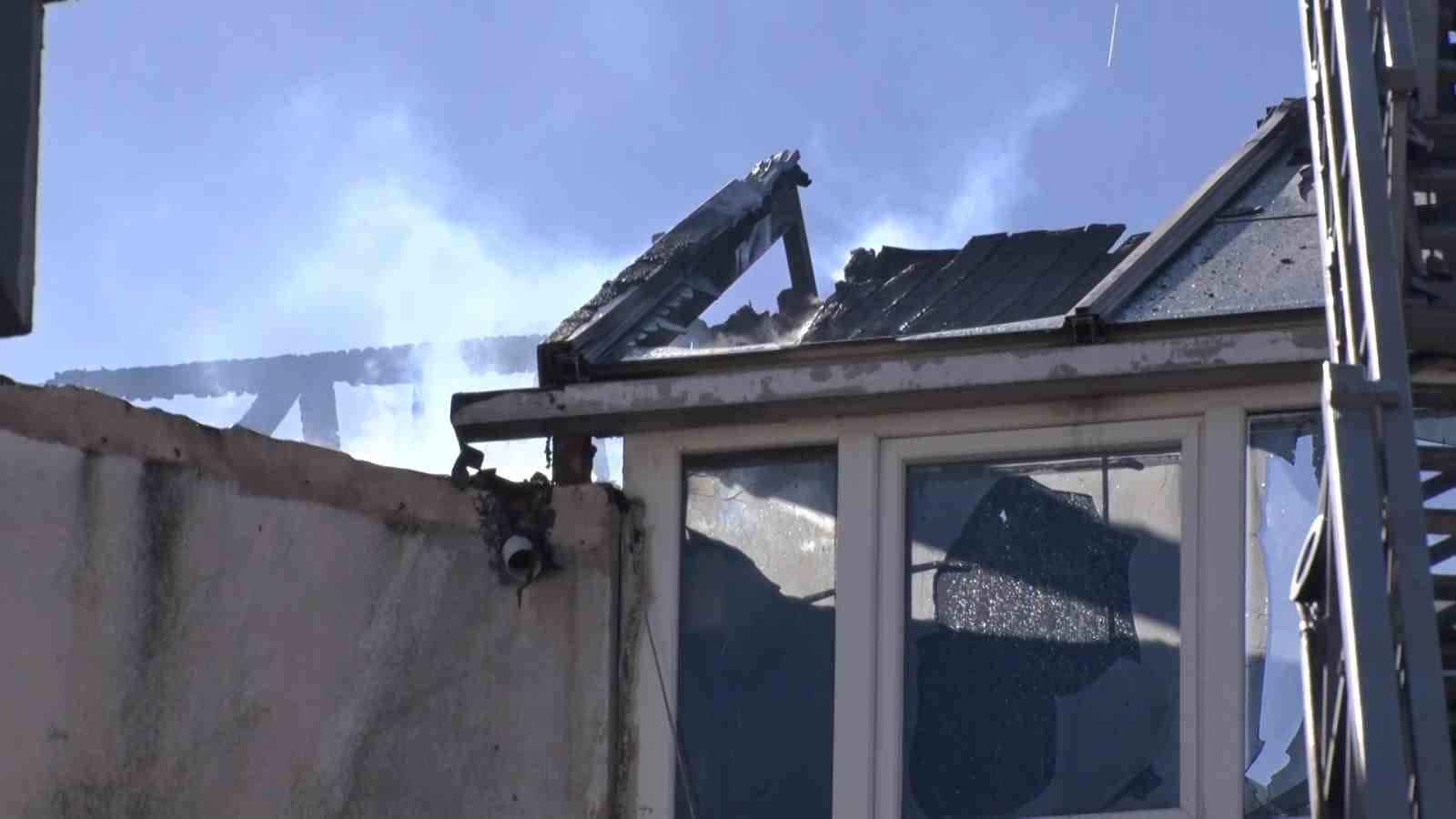 Üsküdar’da korkutan çatı yangını
