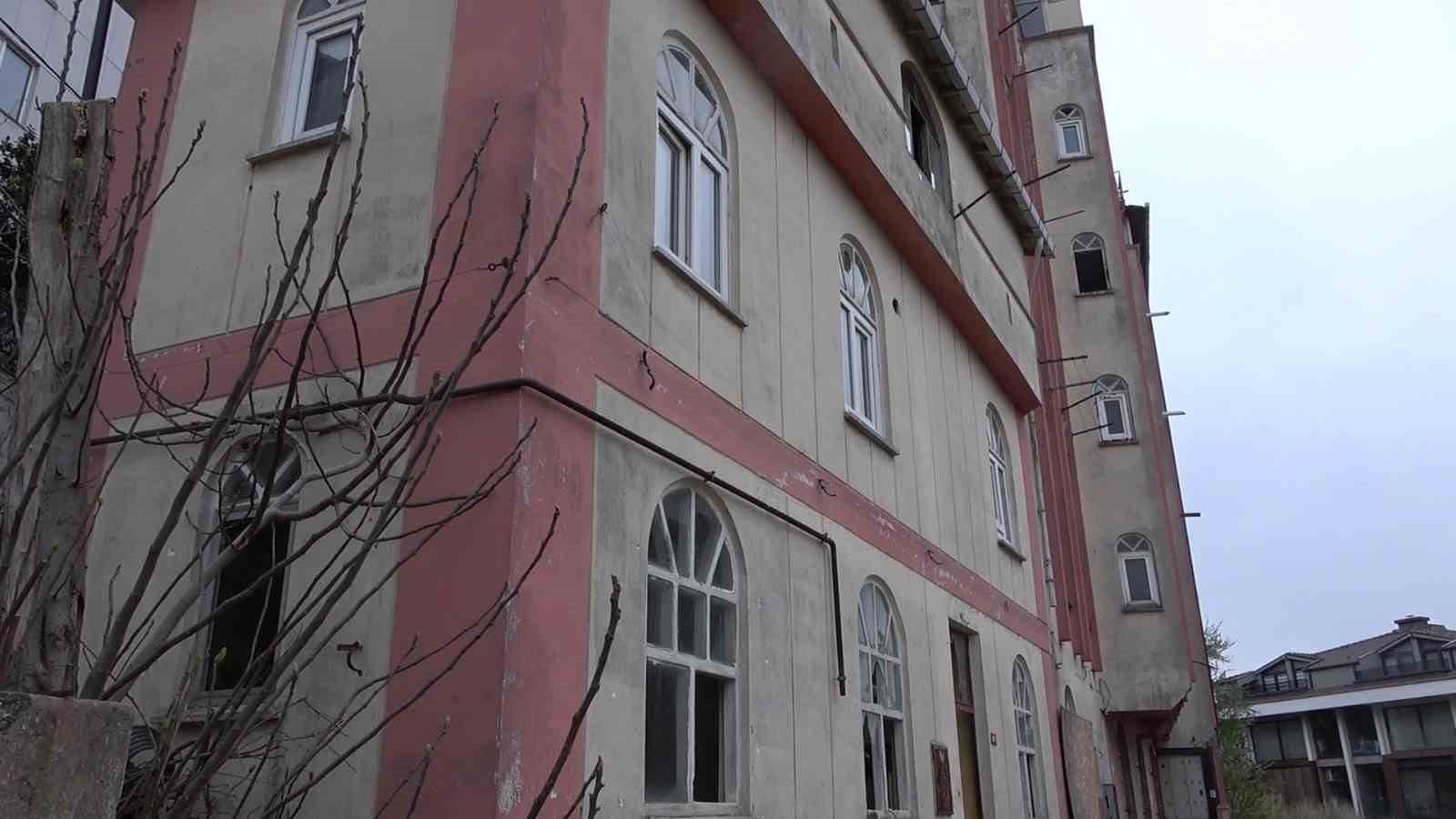 Üsküdar’da metruk binadaki uyuşturucu kullanımı mahalle sakinlerini tedirgin ediyor
Üsküdar’da metruk binadaki uyuşturucu kullanımı mahalle sakinlerini tedirgin ediyor