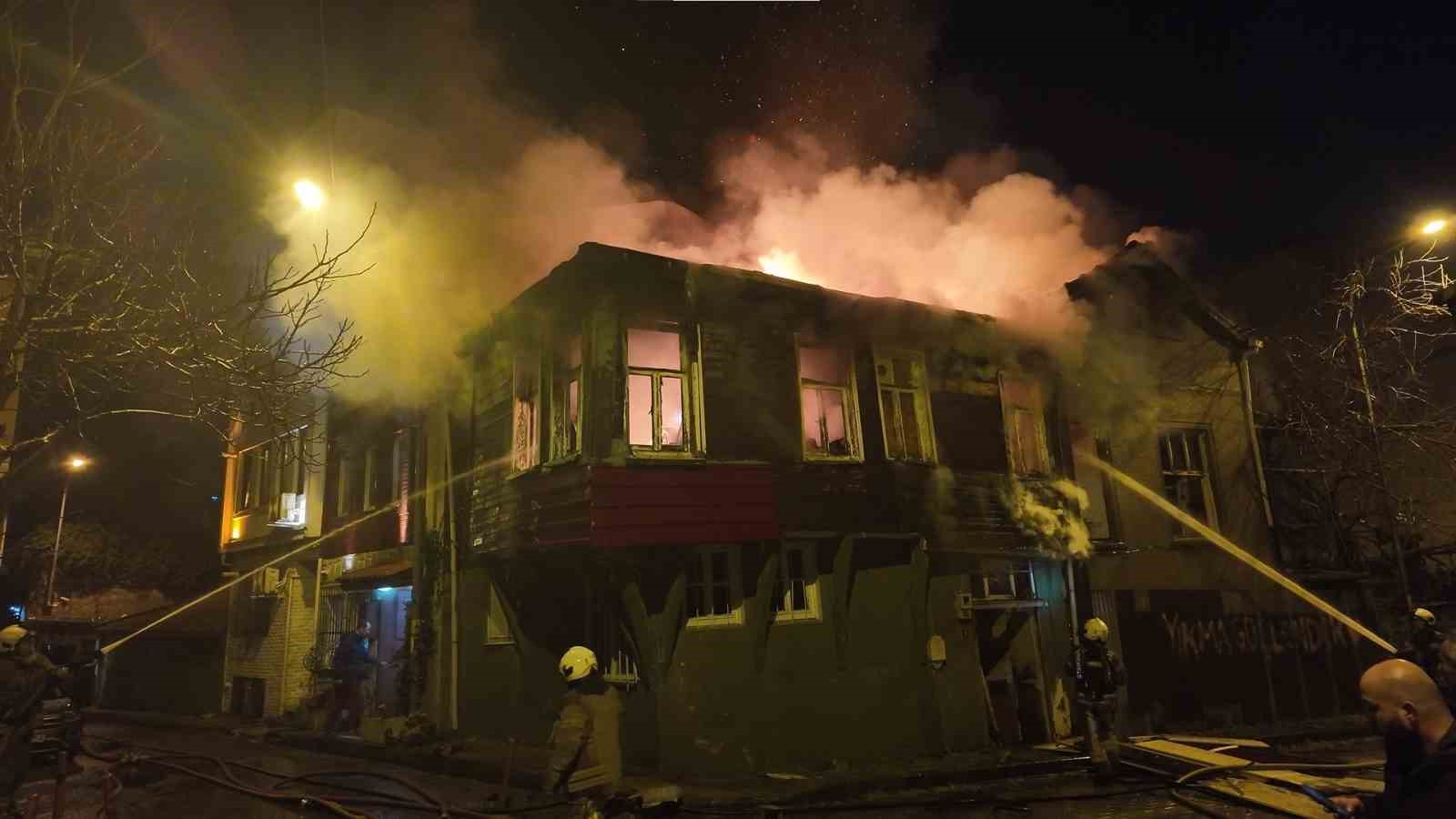 Üsküdar’da tarihi metruk binalarda yangın
