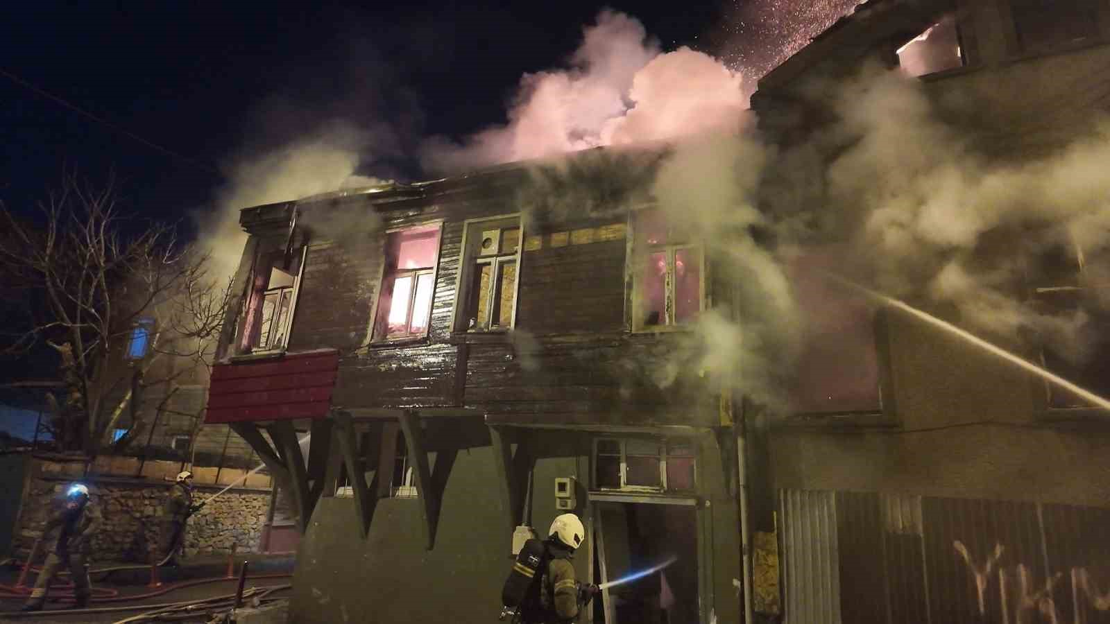 Üsküdar’da tarihi metruk binalarda yangın
