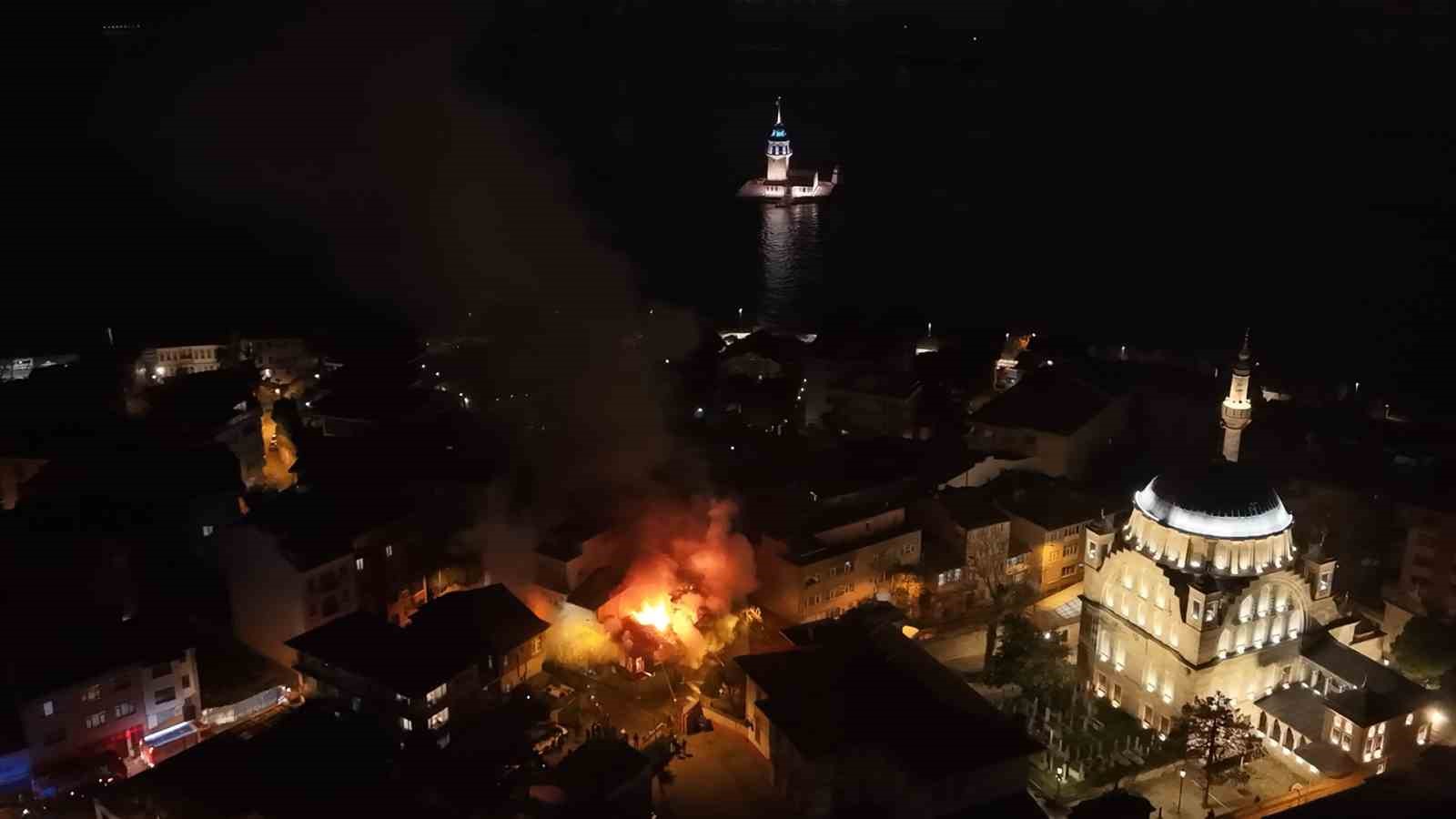 Üsküdar’da tarihi metruk binalarda yangın
