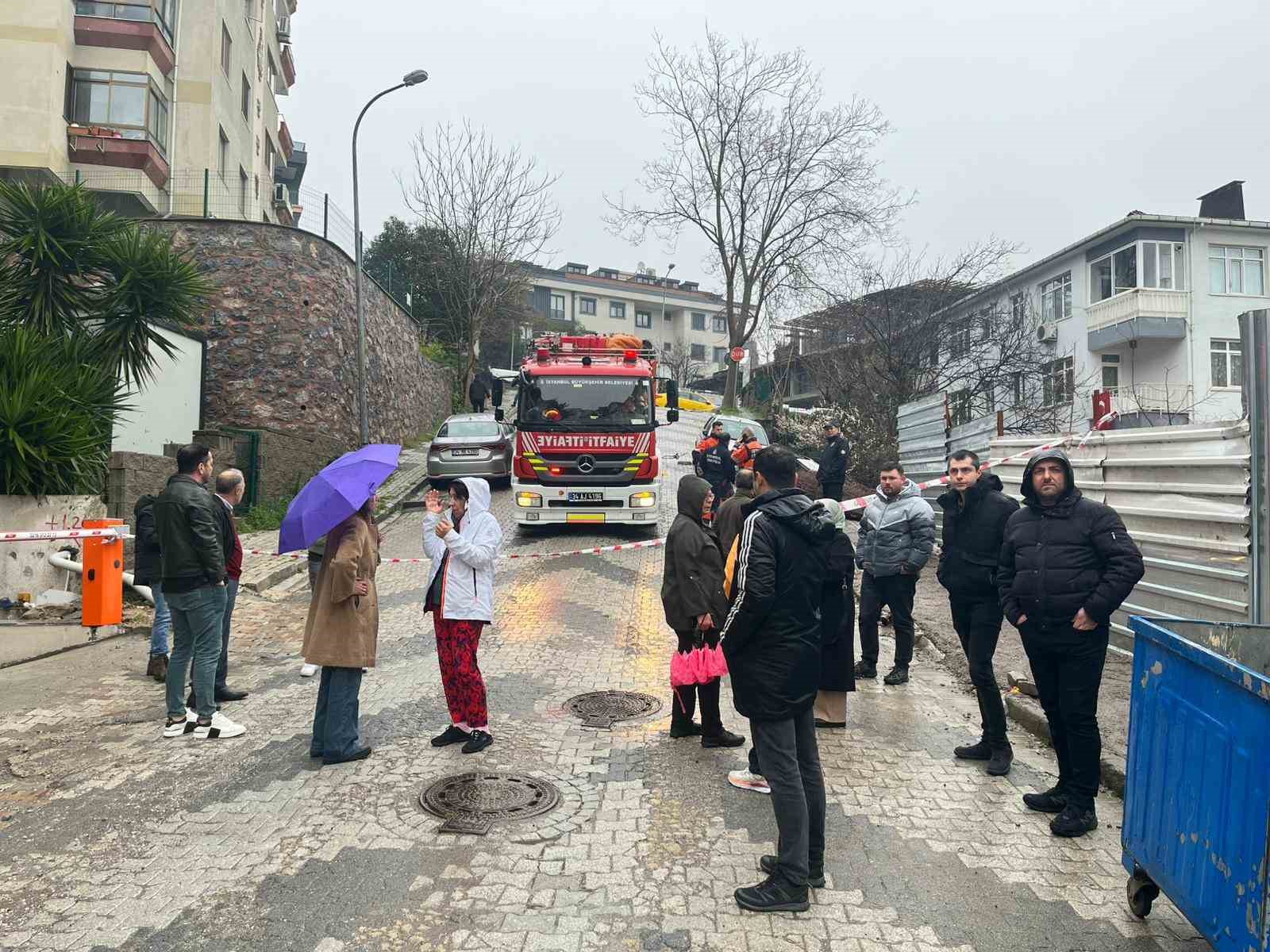 Üsküdar’da yol çöktü: Otomobil çukura düştü
