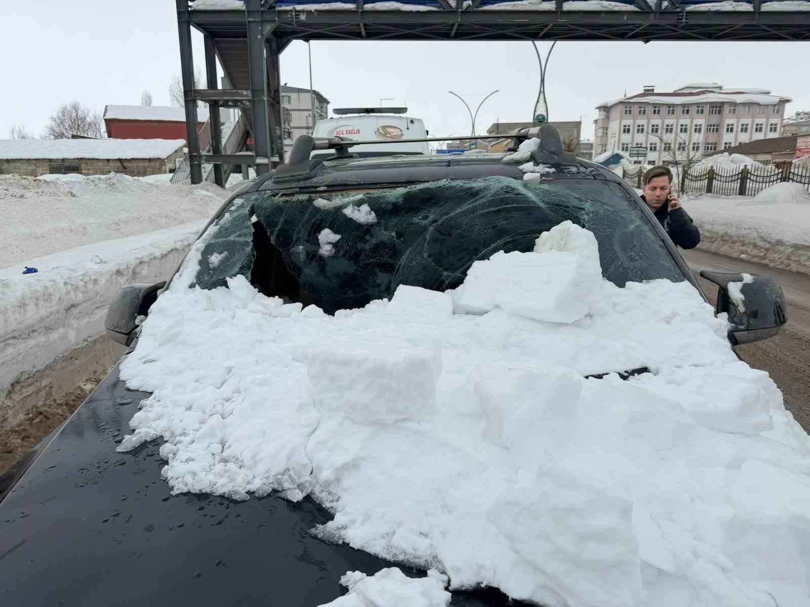 Üst geçitten otomobilin üzerine kar kütlesi düştü: 1 yaralı
