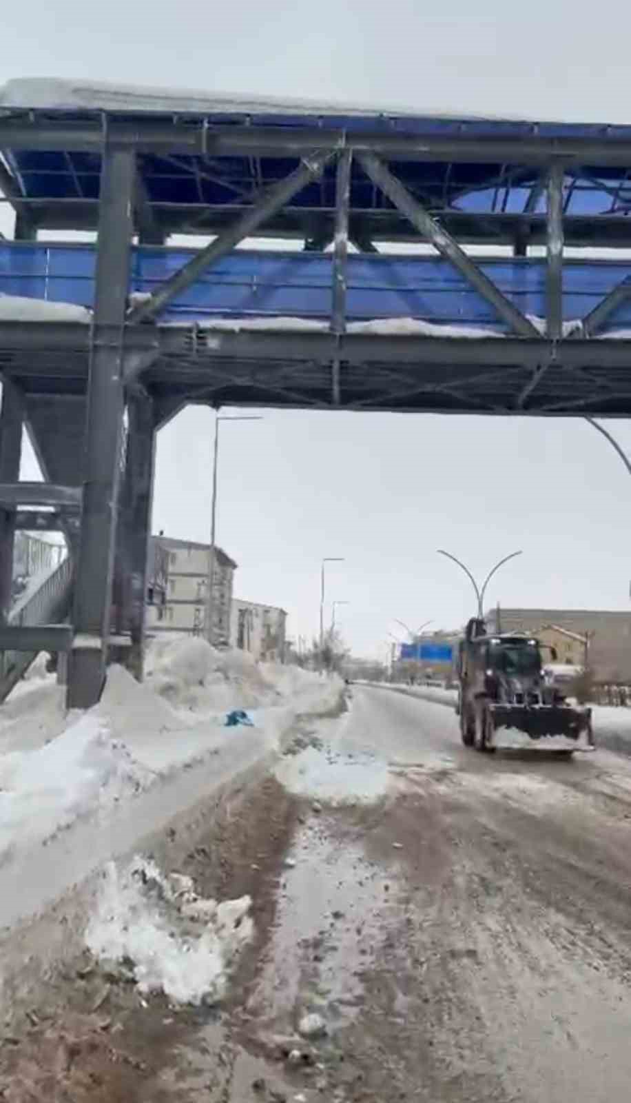 Üst geçitten otomobilin üzerine kar kütlesi düştü: 1 yaralı
