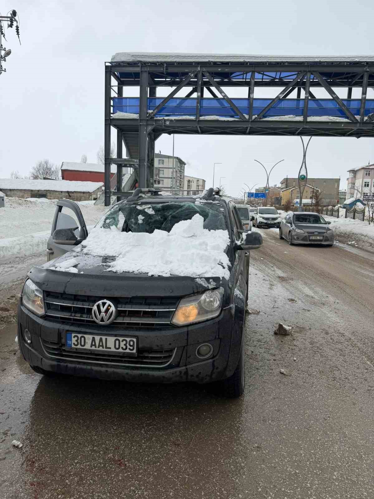Üst geçitten otomobilin üzerine kar kütlesi düştü: 1 yaralı
