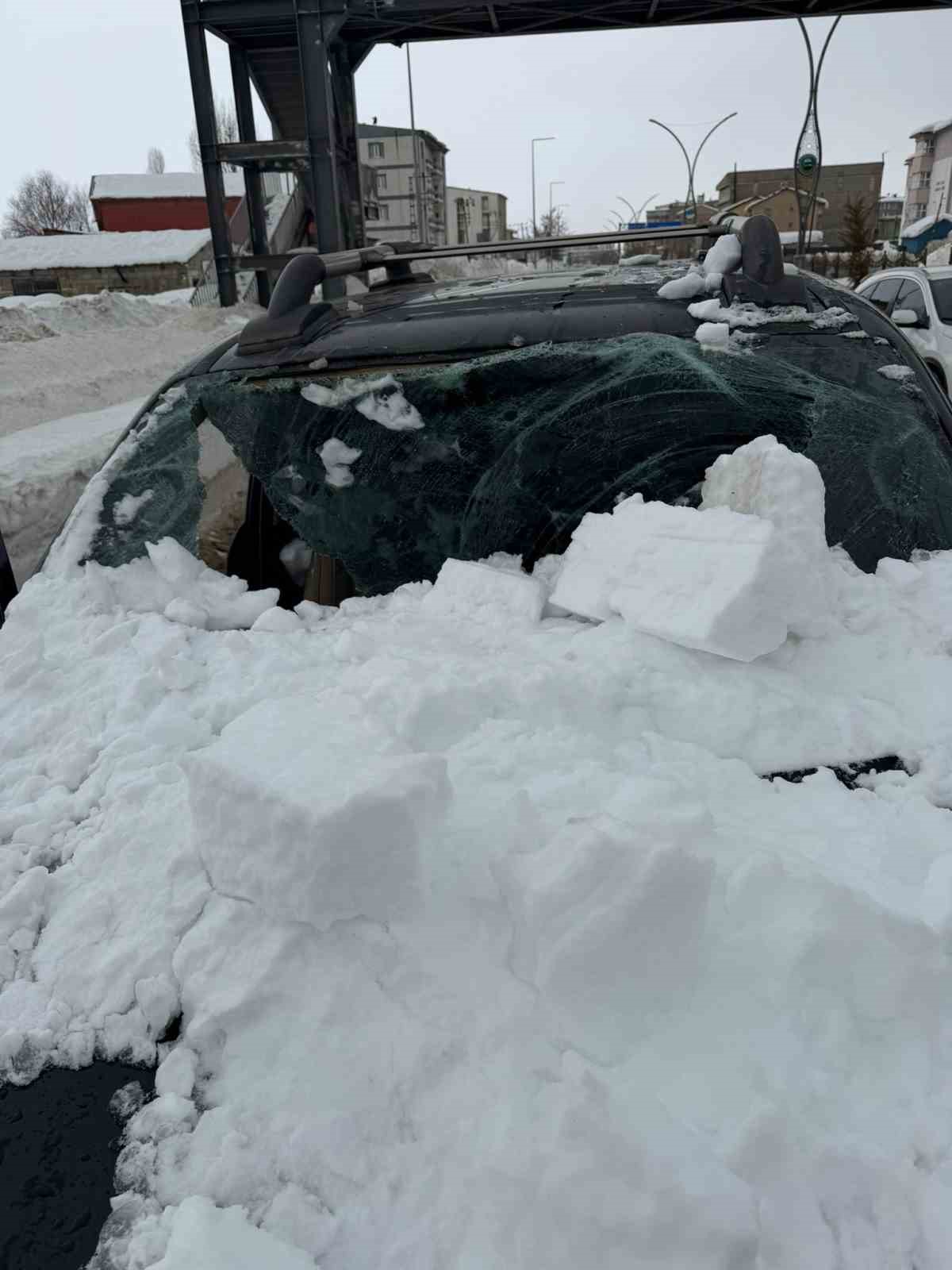 Üst geçitten otomobilin üzerine kar kütlesi düştü: 1 yaralı
