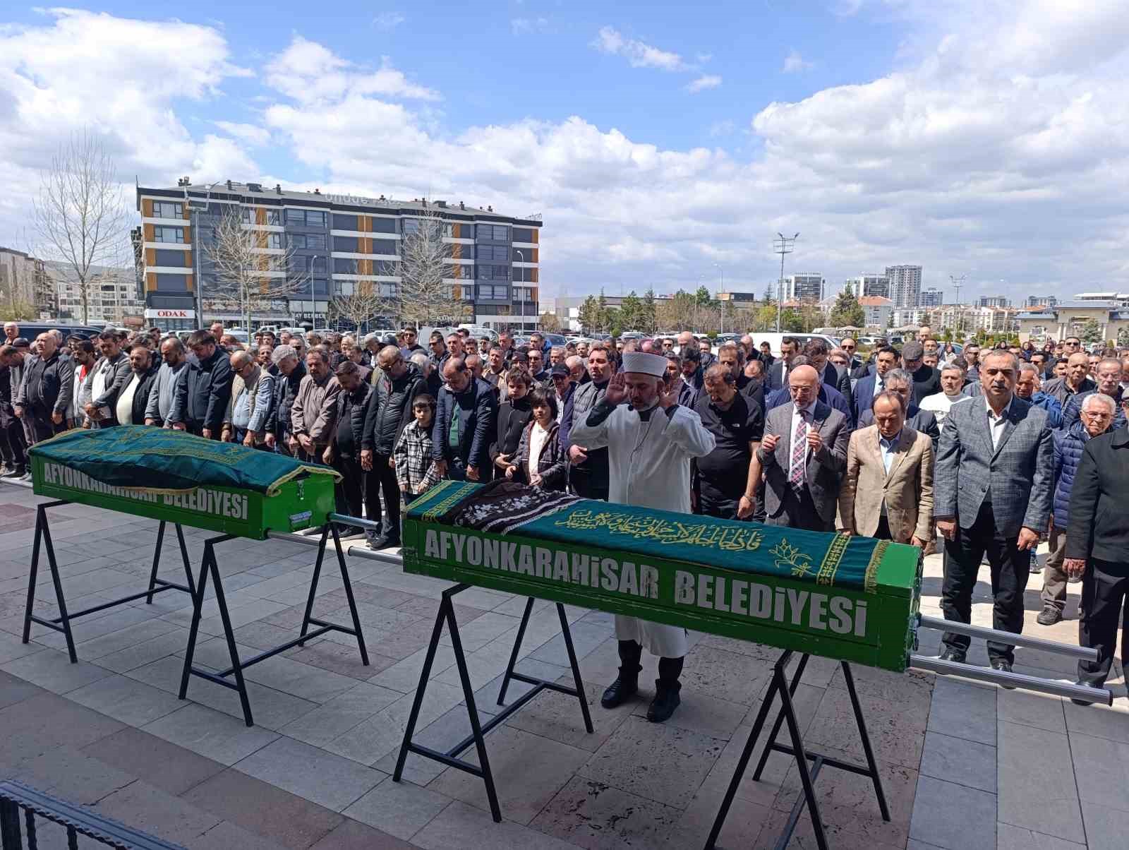 Üst kat komşularının katlettiği çift toprağa verildi
