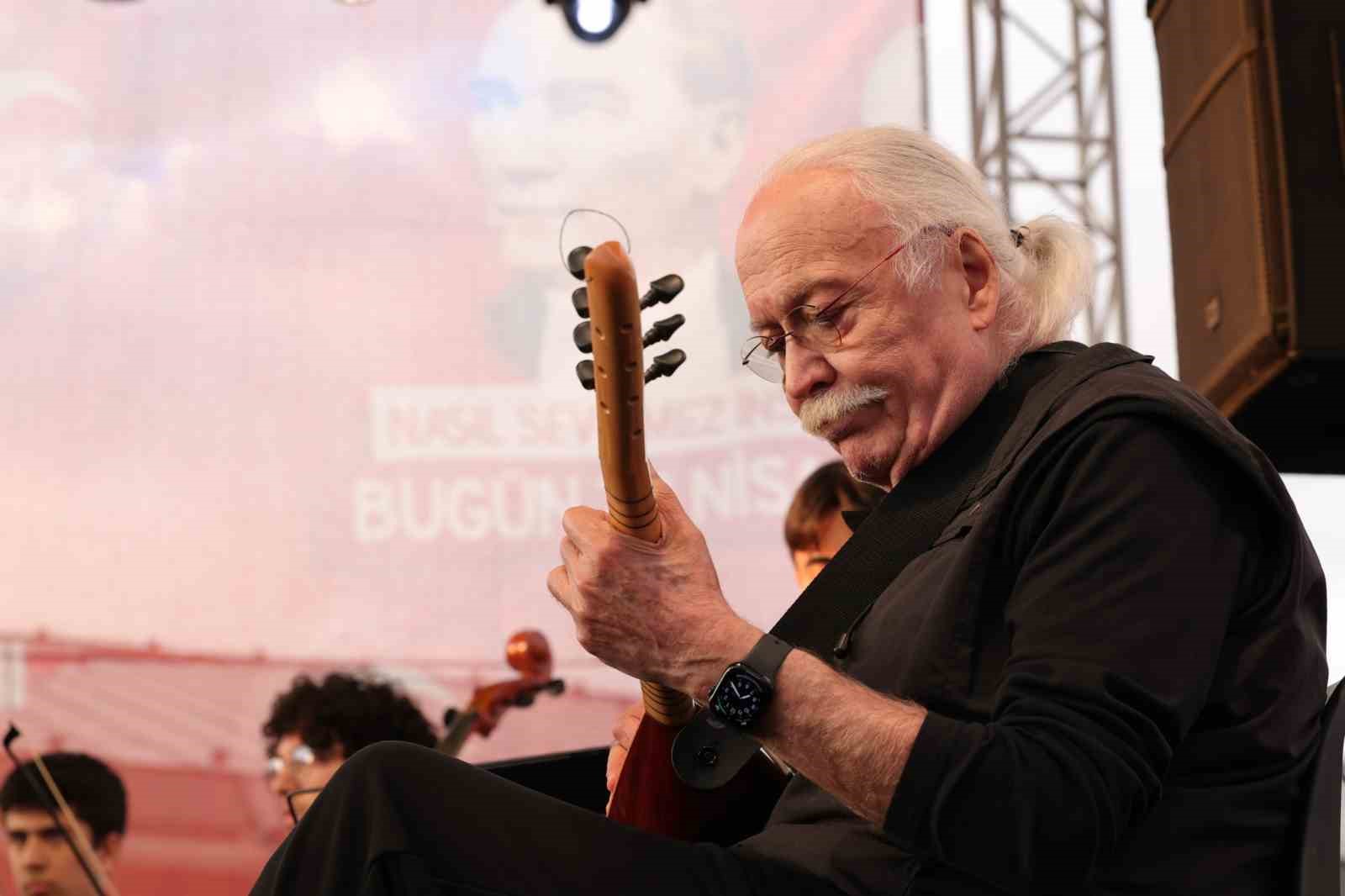 Usta sanatçı Cahit Berkay gençlerle aynı sahneyi paylaştı
